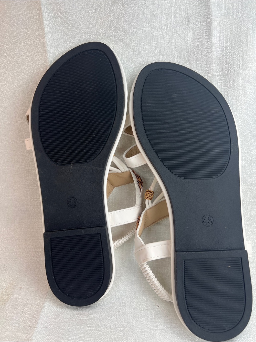 White sandals with elastic ankle band and ornate flowers as decor - Picture 5 of 5
